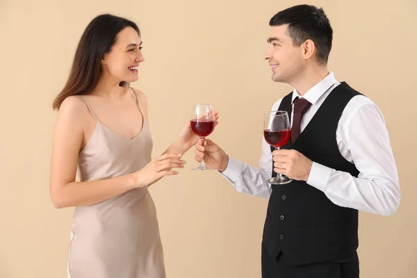Junger Mann Schenkt Seiner Freundin Ein Glas Wein Auf Beigem — Stockfoto