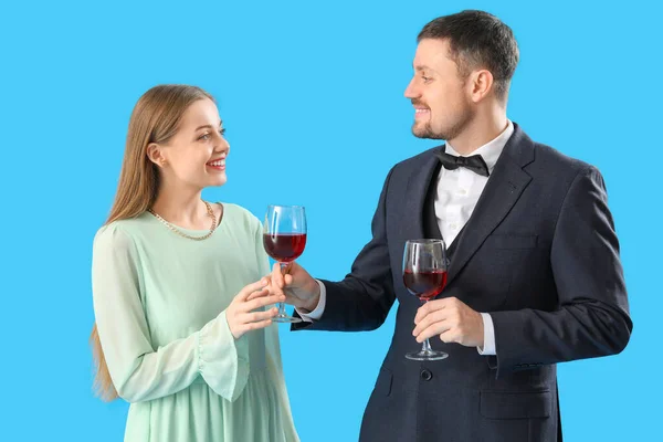 Junger Mann Anzug Schenkt Seiner Frau Ein Glas Wein Auf — Stockfoto
