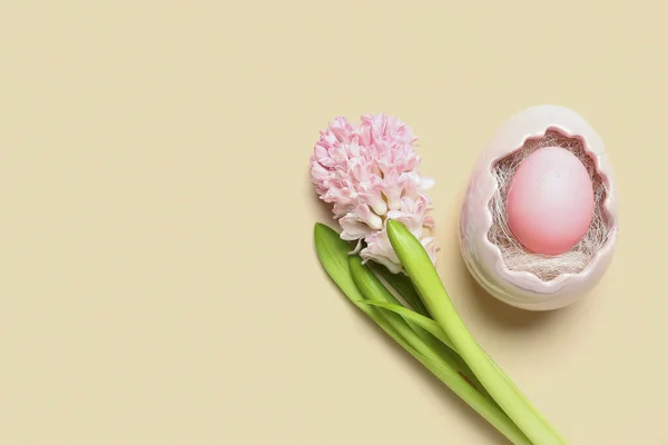 米色背景装饰篮中美丽的百合花和复活节彩蛋 — 图库照片