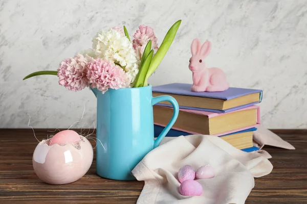 Güzel Sümbül Çiçekli Vazo Tavşancık Bej Duvarın Yanındaki Tahta Masada — Stok fotoğraf