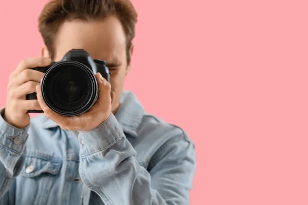 Jovem Fotógrafo Masculino Com Câmera Moderna Fundo Rosa — Fotografia de Stock