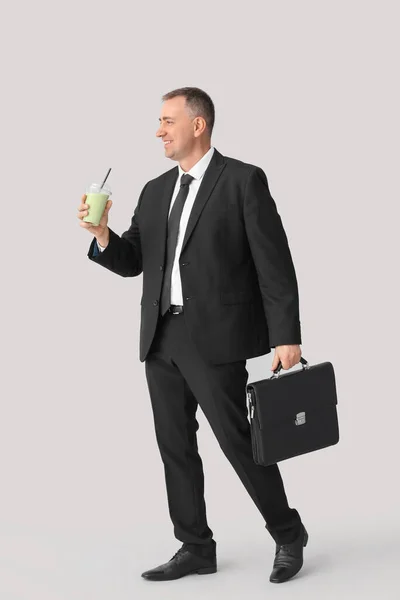 Reifer Geschäftsmann Mit Glas Gemüsesmoothie Und Aktentasche Auf Hellem Hintergrund — Stockfoto
