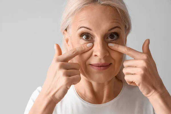 Starší Žena Dělá Budování Obličeje Cvičení Světlém Pozadí Detailní Záběr — Stock fotografie