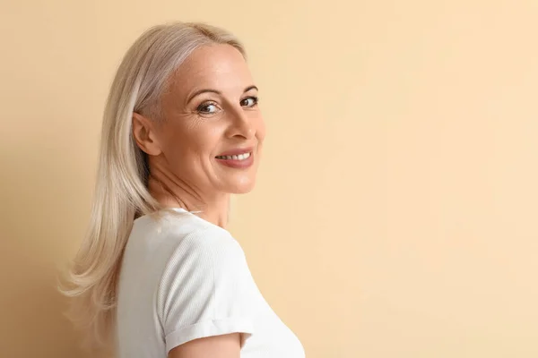 Mature Blonde Woman Beige Background Closeup — Fotografia de Stock