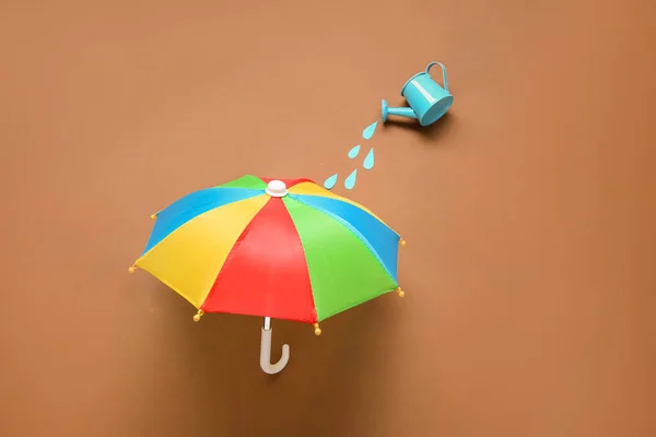 Composición Creativa Con Mini Regadera Paraguas Sobre Fondo Marrón — Foto de Stock