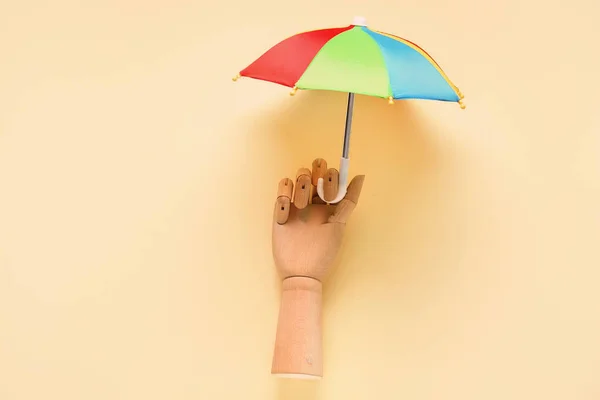 Composición Creativa Con Mano Madera Mini Paraguas Sobre Fondo Amarillo — Foto de Stock