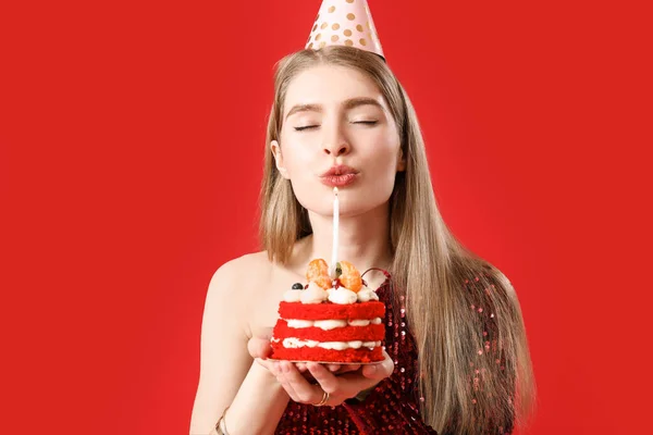 Jonge Vrouw Met Verjaardag Taart Maken Wens Rode Achtergrond Close — Stockfoto