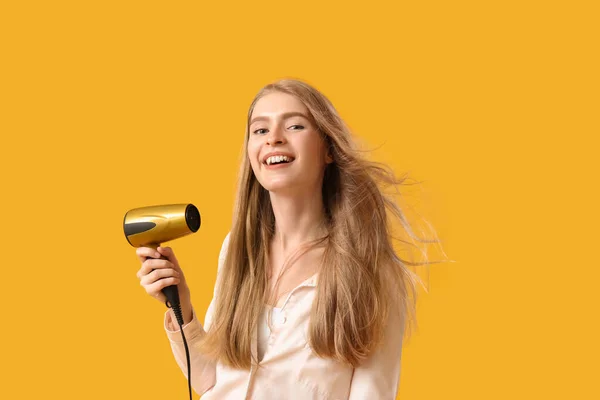 Jonge Blonde Vrouw Pyjama Met Haardroger Gele Achtergrond — Stockfoto