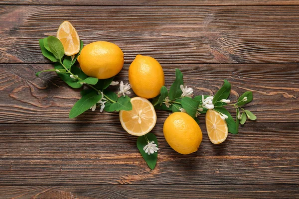 Zitronen Mit Blühenden Zweigen Auf Holztisch — Stockfoto