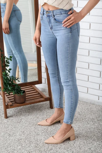Mujer Joven Jeans Elegantes Zapatos Tacón Cerca Del Espejo Habitación — Foto de Stock