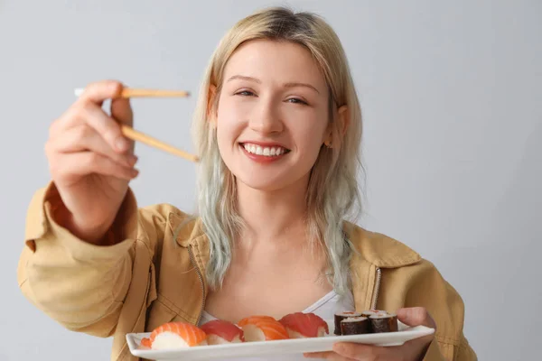 Junge Frau Mit Sushi Und Essstäbchen Auf Hellem Hintergrund Nahaufnahme — Stockfoto