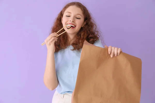 Young Woman Sushi Roll Paper Bag Lilac Background — Stock Photo, Image
