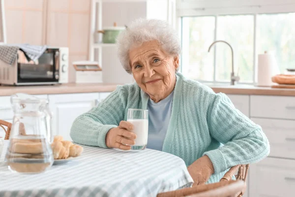 Старша Жінка Склянкою Молока Кухні — стокове фото