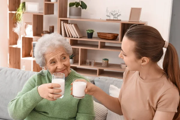 Senior Woman Her Granddaughter Drinking Milk Home — Stock Photo, Image