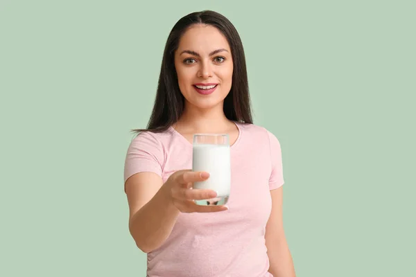 Mooie Jonge Vrouw Met Glas Melk Munt Achtergrond — Stockfoto