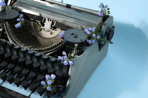 Máquina Escrever Vintage Com Flores Fundo Azul — Fotografia de Stock