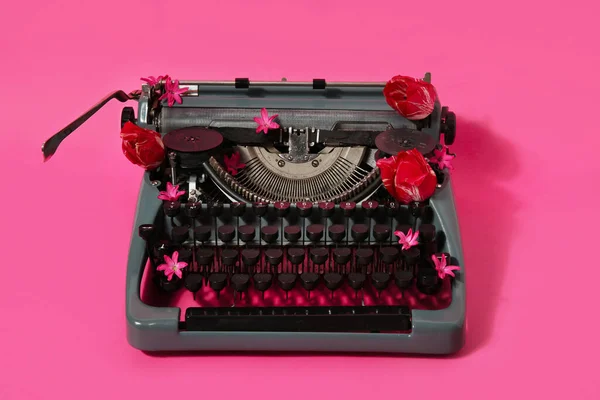 Vintage Schrijfmachine Met Roze Bloemen Rode Tulpen Kleur Achtergrond — Stockfoto