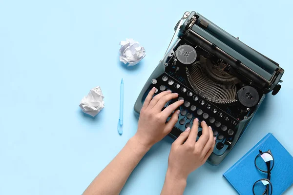 Vrouw Typend Schrijfmachine Met Verfrommeld Papier Notitieboekje Bril Lichtblauwe Achtergrond — Stockfoto
