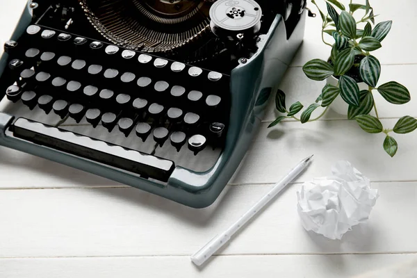 Vintage Schrijfmachine Met Pen Kamerplant Verfrommeld Papier Witte Houten Ondergrond — Stockfoto
