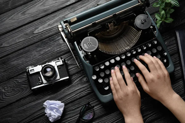 Vrouw Typend Schrijfmachine Met Camera Bril Verfrommeld Papier Zwarte Houten — Stockfoto