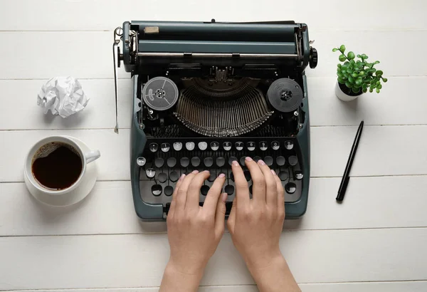 Vrouw Typend Typemachine Met Kop Koffie Verfrommeld Papier Huishoudpapier Witte — Stockfoto