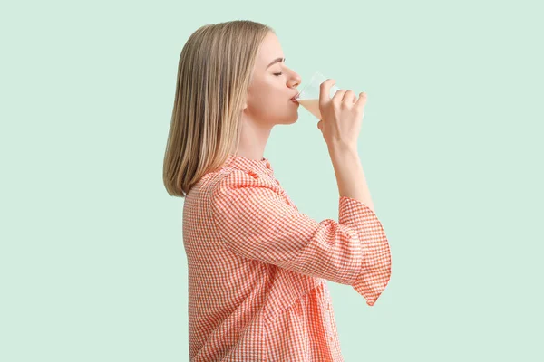 Όμορφη Νεαρή Γυναίκα Πίνει Γάλα Φόντο Μέντας — Φωτογραφία Αρχείου