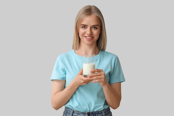 Mooie Jonge Vrouw Met Glas Melk Grijze Achtergrond — Stockfoto