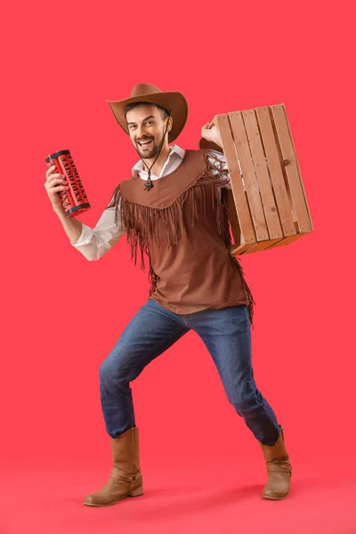 Snygg Cowboy Med Explosiv Och Trälåda Röd Bakgrund — Stockfoto