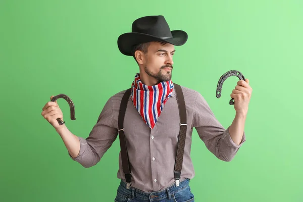 Schöner Cowboy Mit Hufeisen Auf Grünem Hintergrund — Stockfoto