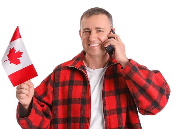 Зрелый Мужчина Флагом Канады Разговаривает Мобильному Телефону Белом Фоне — стоковое фото