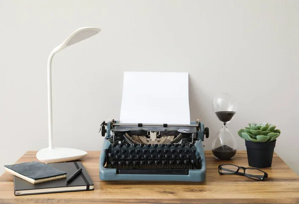 Vintage Typewriter Hourglass Lamp Notebooks Brown Wooden Table Wall — Stock Photo, Image