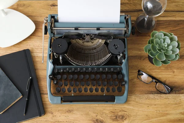 Vintage Schreibmaschine Mit Sanduhr Lampe Und Notizbüchern Auf Braunem Holzgrund — Stockfoto