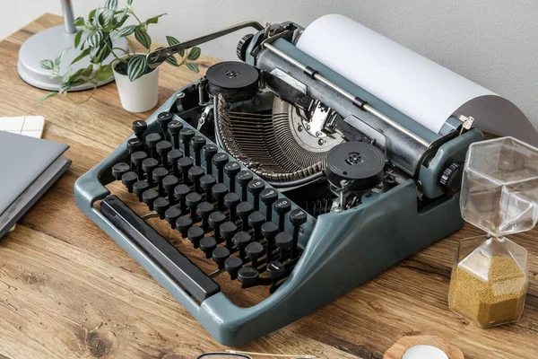 Vintage Schreibmaschine Mit Sanduhr Zimmerpflanze Und Notizbüchern Auf Braunem Holztisch — Stockfoto