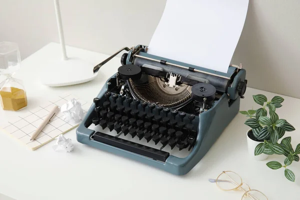 Máquina Escrever Vintage Com Planta Sala Óculos Notebook Mesa Branca — Fotografia de Stock