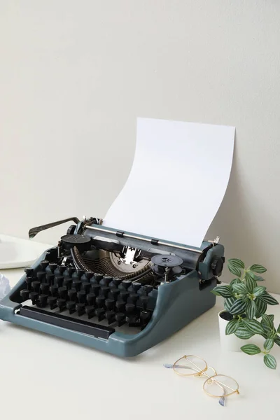 Máquina Escrever Vintage Com Planta Sala Óculos Mesa Branca Perto — Fotografia de Stock