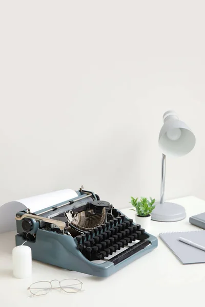 Máquina Escrever Vintage Com Lâmpada Planta Sala Notebook Mesa Branca — Fotografia de Stock
