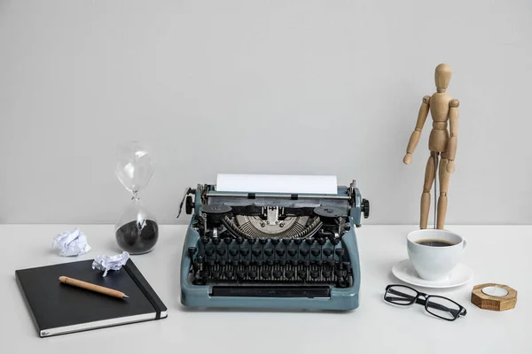 Vintage Schreibmaschine Mit Kaffeetasse Holzpuppe Und Notizbuch Auf Weißem Tisch — Stockfoto