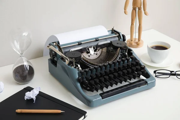 Vintage Γραφομηχανή Φλιτζάνι Καφέ Ξύλινη Κούκλα Και Σημειωματάριο Λευκό Τραπέζι — Φωτογραφία Αρχείου