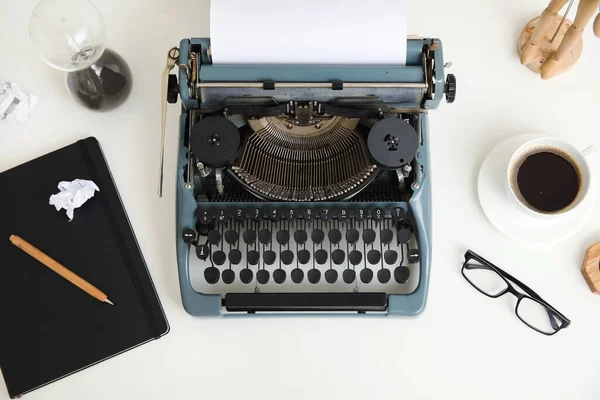 Vintage Schreibmaschine Mit Kaffeetasse Brille Und Sanduhr Auf Weißem Hintergrund — Stockfoto
