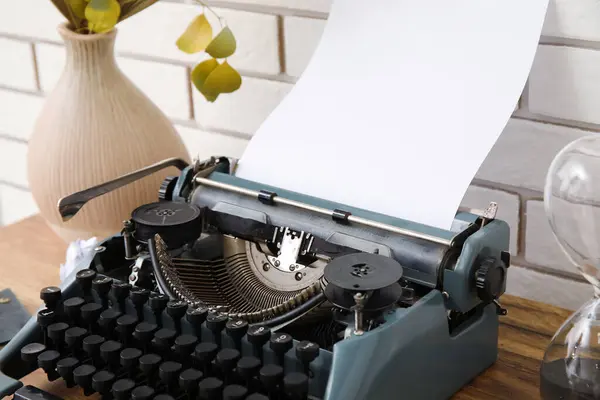 Máquina Escrever Vintage Com Ampulheta Vaso Folha Palma Seca Mesa — Fotografia de Stock