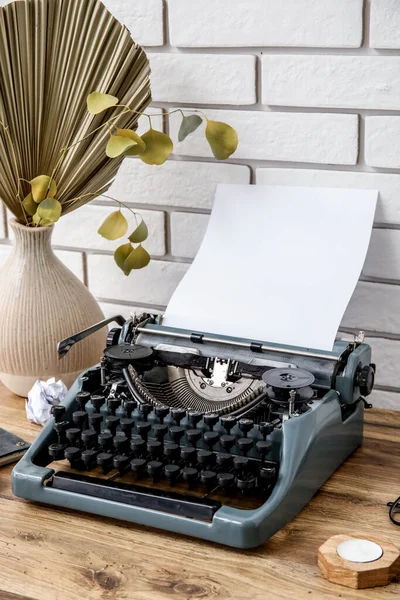 Vintage Schreibmaschine Mit Kerze Und Vase Aus Trockenem Palmblatt Auf — Stockfoto