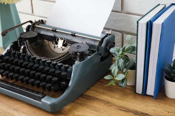 Vintage Schreibmaschine Mit Vase Büchern Und Zimmerpflanzen Auf Braunem Holztisch — Stockfoto