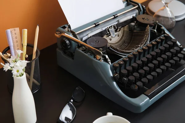 Vintage Γραφομηχανή Φλιτζάνι Καφέ Μολυβοθήκη Και Γυαλιά Μαύρο Τραπέζι Κοντά — Φωτογραφία Αρχείου