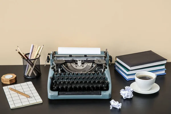 Máquina Escrever Vintage Com Suporte Lápis Xícara Café Livros Mesa — Fotografia de Stock