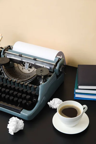 Vintage Γραφομηχανή Φλιτζάνι Καφέ Και Βιβλία Μαύρο Τραπέζι Κοντά Μπεζ — Φωτογραφία Αρχείου