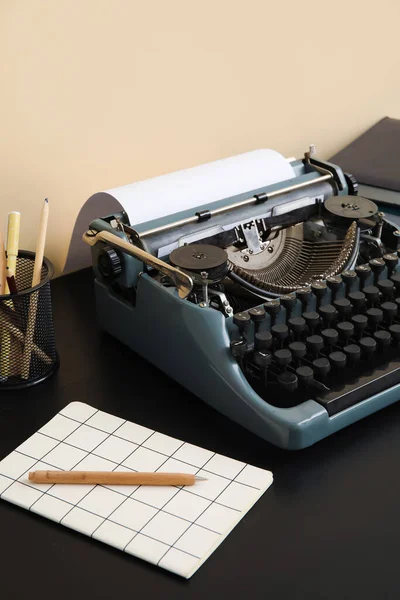 Vintage Maszyna Pisania Notebooka Uchwyt Ołówek Czarnym Stole Pobliżu Beżowej — Zdjęcie stockowe