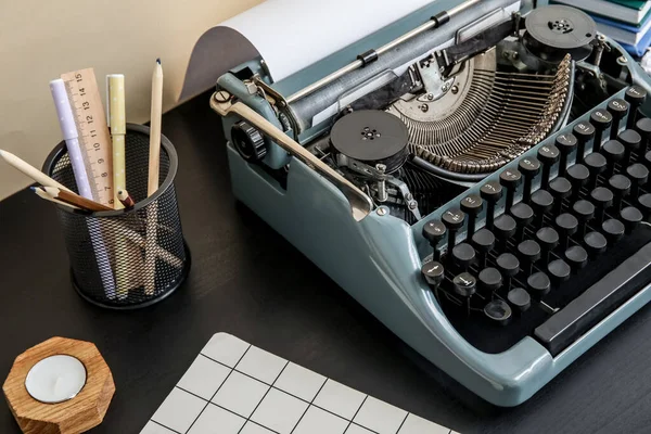 Vintage Schreibmaschine Mit Notizbuch Und Bleistifthalter Auf Schwarzem Tisch Nahe — Stockfoto