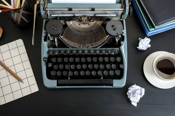 Vintage Schreibmaschine Mit Bleistifthalter Kaffeetasse Und Büchern Auf Schwarzem Hintergrund — Stockfoto