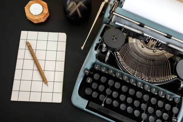 Máquina Escribir Vintage Con Cuaderno Vela Sobre Fondo Negro —  Fotos de Stock