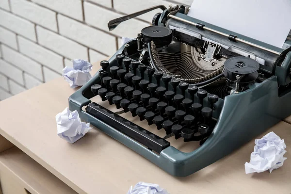 Máquina Escrever Vintage Com Papel Amassado Mesa Perto Parede Tijolo — Fotografia de Stock